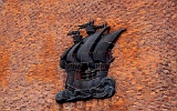 Plastik einer Kogge auf Speicherwand im Hafen von Stralsund